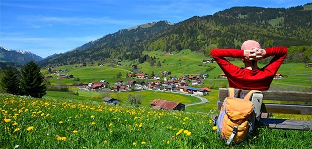 Schauen Sie auf Ihren Nachbarn! Arzt im Urlaub – die Praxis muss auch mal geschlossen bleiben.