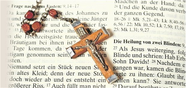 Plädoyer gegen Chefarzt-Kündigung wegen Wiederheirat Arzt im Zeichen des Kreuzes? Das heißt noch lange nicht, dass die Kirche in Privatangelegenheiten mitreden darf.