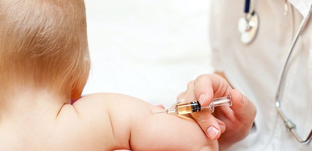 Arzt impft ein kleines Kind. Fachleute fordern konkrete Impfziele.