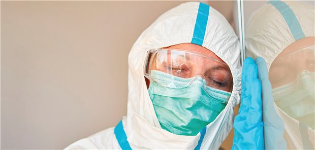 Viele Ärzte und Pfleger arbeiten am Limit Arzt in Schutzkleidung: Bis zur Erschöpfung haben viele Ärzte und mehr noch Pfleger in Kliniken während der SARS-CoV 2-Pandemie gearbeitet.