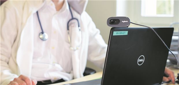 Arzt in der Videosprechstunde: Da persönliche Arzt-Patienten-Kontakte im vierten Quartal coronabedingt wieder eingeschränkt wurden, stieg die Anzahl der Videokontakte weiter an.