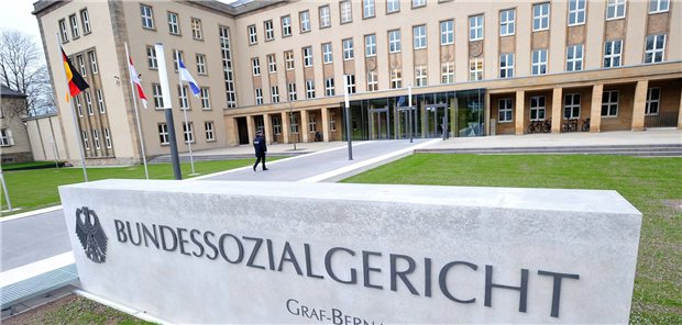 Angestellt oder freiberuflich? Das ist in der Prüfung egal Arzt ist Arzt – der Status eines Freiberuflers rechtfertigt nicht, dass mehr Leistungen erbracht werden.