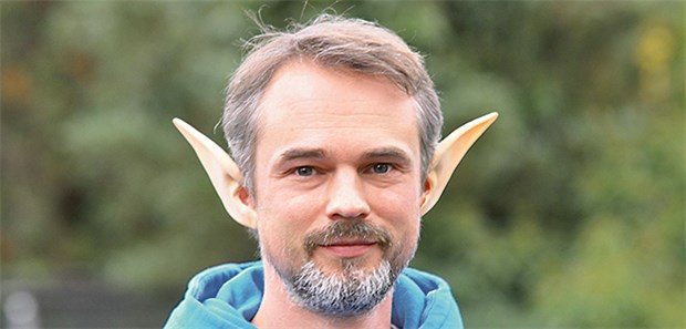 Mediziner hängt Elfenohren an den Nagel Arzt mit Hobbitohren: Steffen Oppermann entwirft und vertreibt Masken.