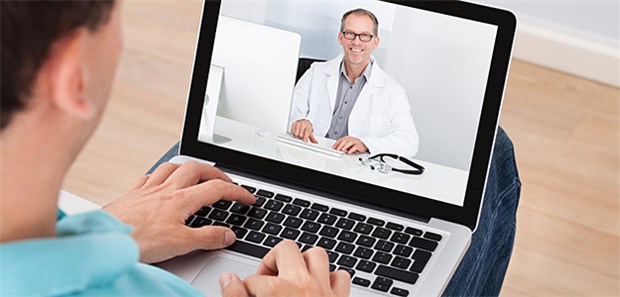 Arzt und Patient sehen sich nur per Bildschirm: ein Beispiel für die Videosprechstunde.