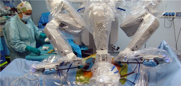 Medizinroboter bleiben teuerste Branchenlösung Arzt und Roboter machen bei Op gemeinsame Sache.