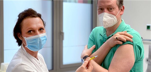Hirschhausen als Impfproband Arzt und Wissenschaftsjournalist Eckart von Hirschhausen und Studienleiterin Professor Clara Lehmann von der Uniklinik Köln. Von Hirschhausen hat für eine TV-Doku an einer Impfstudie in Köln teilgenommen. Der WDR-Film „Hirschhausen als Impfproband“ wird am Montagabend um 20.30 Uhr in der ARD ausgestrahlt.