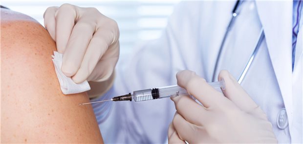 Arzt verabreicht eine Impfung.