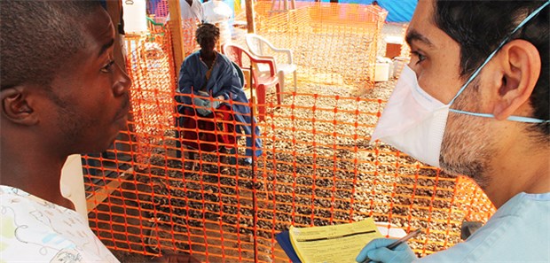 Diese Rechte und Pflichten haben Ärzte im Ebola-Einsatz Arzt versorgt Patienten in Liberia. Eine Behandlung im rechtsfreien Raum?
