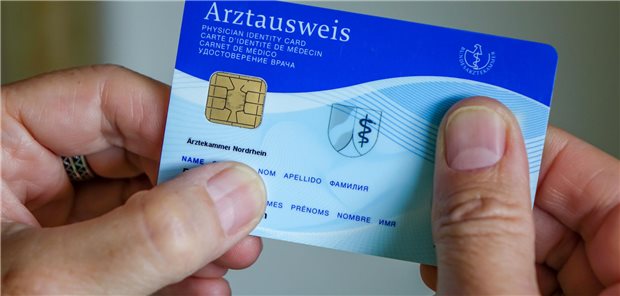 Ein Arztausweis.