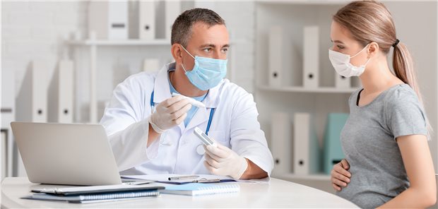 Arztgespräch: Entscheidende Bedeutung bei Schwangeren mit Diabetes sind angemessene Basisinterventionen und zwar möglichst schon vor Eintritt der Schwangerschaft (Symbolbild).