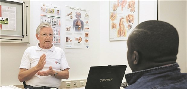 Ein föderaler Flickenteppich Arztgespräch mit einem Flüchtling: Mit der Gesundheitskarte können Asylbewerber direkt in die Praxis.