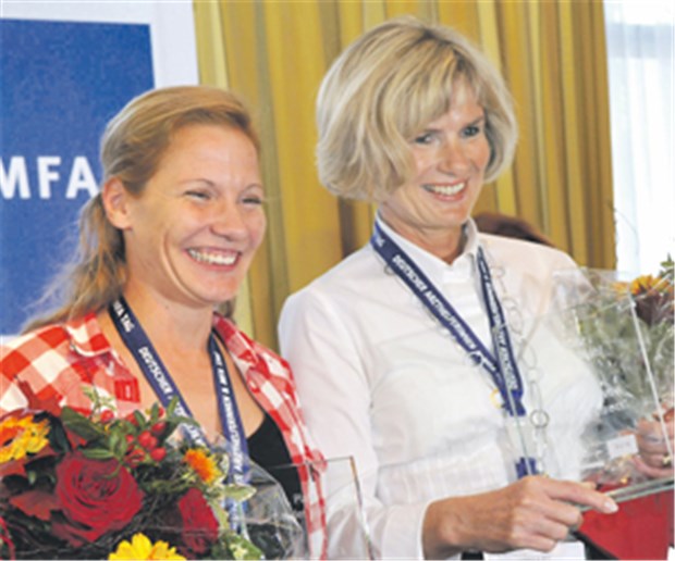 Arzthelferin des Jahres 2011 gekürt Arzthelferin des Jahres 2011: Nadine van Bösekom (l.), auf dem 2. Platz Andrea-Christina Hanisch (r.).