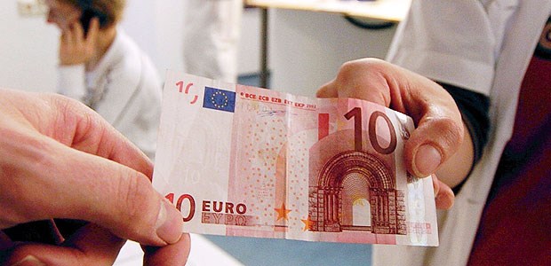 Abstimmung über Abschaffung abgeschmettert Arzthelferin nimmt die Praxisgebühr von zehn Euro in Empfang. Über diese Eigenbeteiligung der Patienten wurde im Bundestag gestritten.