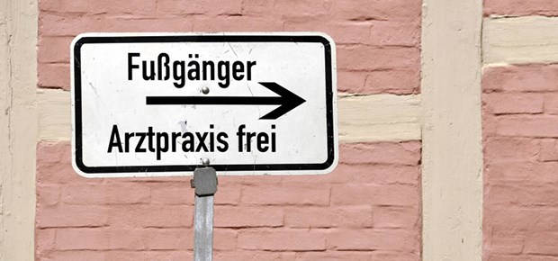 Hilfe, mein Nachbar schließt die Praxis Arztpraxis eindeutig frei: Wenn der Kollege schließt, hilft anderen Ärzten vor allem Kooperation.