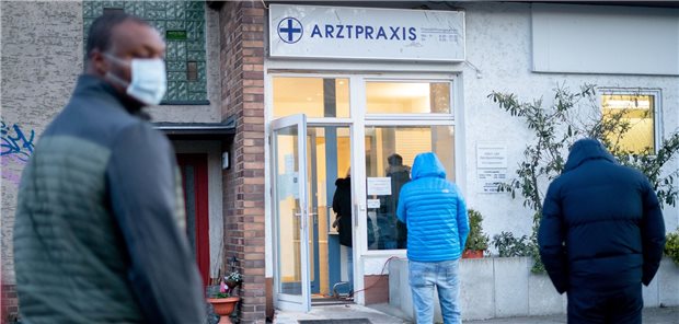 Wie Hausärzte mit der COVID-19-Pandemie umgehen Arztpraxis in Berlin:-Wie Hausärzte mit der COVID-19-Pandemie umgehen, untersuchen Forscher aus Hamburg,