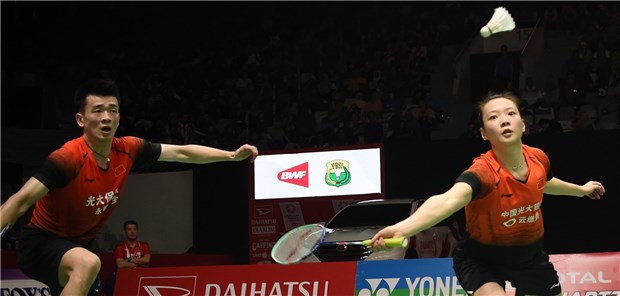 Coronavirus macht auch dem Sport Probleme Asiatische Sportler dominieren die Weltspitze im Badminton. Zheng Siwei (l.) und Huang Yaqiong aus China sind im Mixed Führende der Weltrangliste.