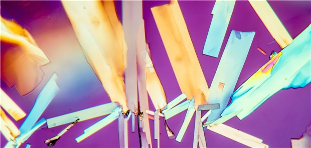 Aspirinkristalle im polarisierten Licht.