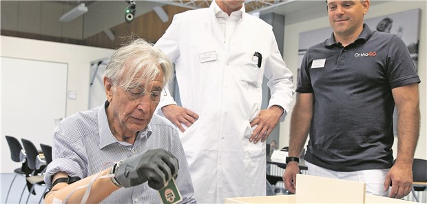 Roboterhand mit Fingerspitzengefühl Ass im Ärmel? Proband Ludwig L. bewegt seine Roboterhand nach Anweisung von Professor Henning Windhagen und Dr. Eike Jakubowitz (v.l.).
