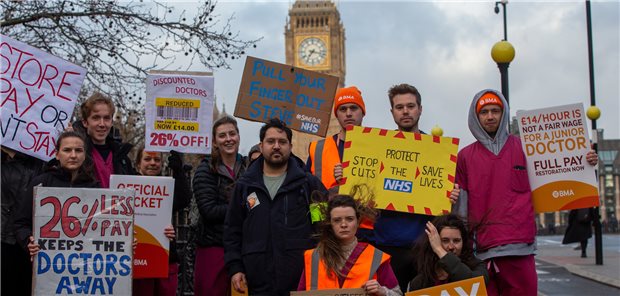 Assistenzärzte streiken wie hier in London in ganz England für eine bessere Bezahlung und bessere Arbeitsbedingungen im staatlichen britischen Gesundheitsdienst NHS.