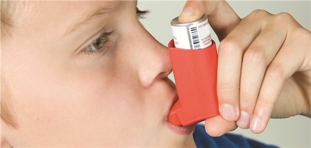 Asthma-Therapie: Besonders Kinder, die mit inhalativen Kortikosteroiden behandelt werden, haben einer Studie zufolge ein geringeres Risiko für eine SARS-CoV-2-Infektion. (Symbolbild mit Fotomodell)