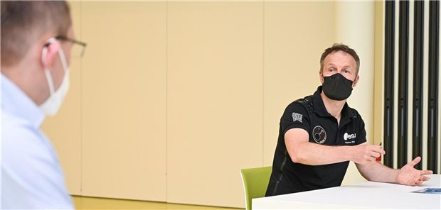 Mit dem smarten T-Shirt auf extraterrestrischer Mission Astronaut Matthias Maurer (r.) trägt ein smartes T-Shirt mit integrierten Sensoren, das auf der ISS über ein drahtloses Netzwerk physiologische Daten senden soll.