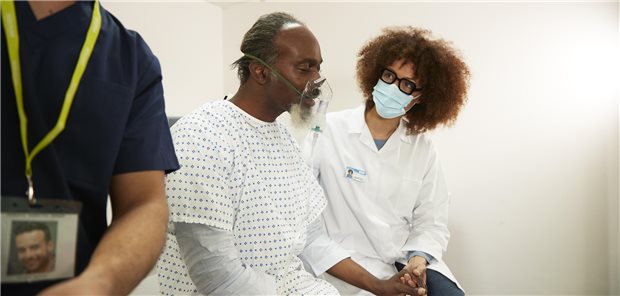 Asylbewerber haben in Großbritannien das Recht, sich bei einem britischen Primärarzt als Patient registrieren zu lassen. Die Regierung will sie künftig schneller abschieben.