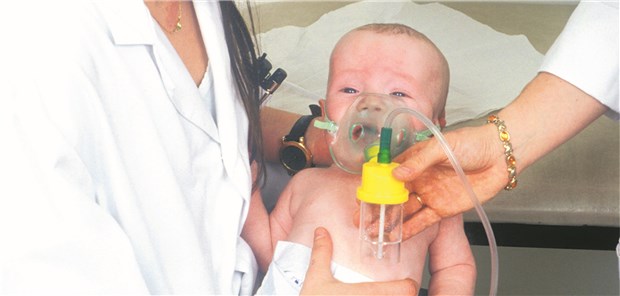 Atemtherapie eines Säuglings mit Bronchiolitis: RSV-Infektionen sind eine häufige Ursache der unteren Atemwegs-Erkrankung.