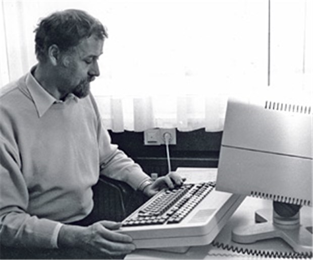 Atex kommt - und die "Ärzte Zeitung" wird digital Atex ersetzte ab April 1984 die Schreibmaschine: Was Ressortchef Frank Erdmann ins "System" eingab, erschien so in der Zeitung. Der Setzer war überflüssig.