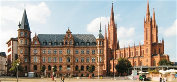 Wiesbaden - eine klassische Kurstadt mit Charme Attraktiv und kontrastreich präsentiert sich Wiesbaden. Am Marktplatz liegen nicht nur das Rathaus und die Marktkirche, auch das hessische Parlament hat hier seinen Sitz. © Bernd Kröger / PantherMedia