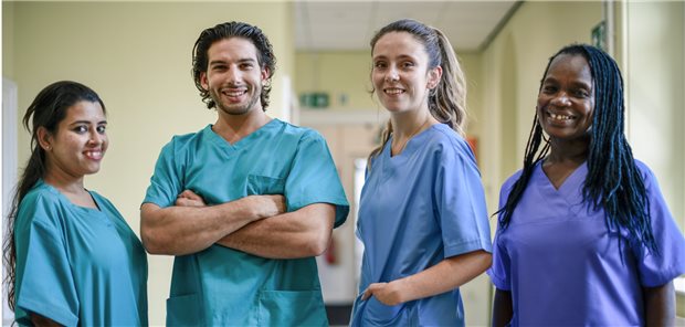 Weniger Anerkennungen ausländischer Berufsabschlüsse im Corona-Jahr Gesundheits- und Krankenpfleger mit Migrationshintergrund.