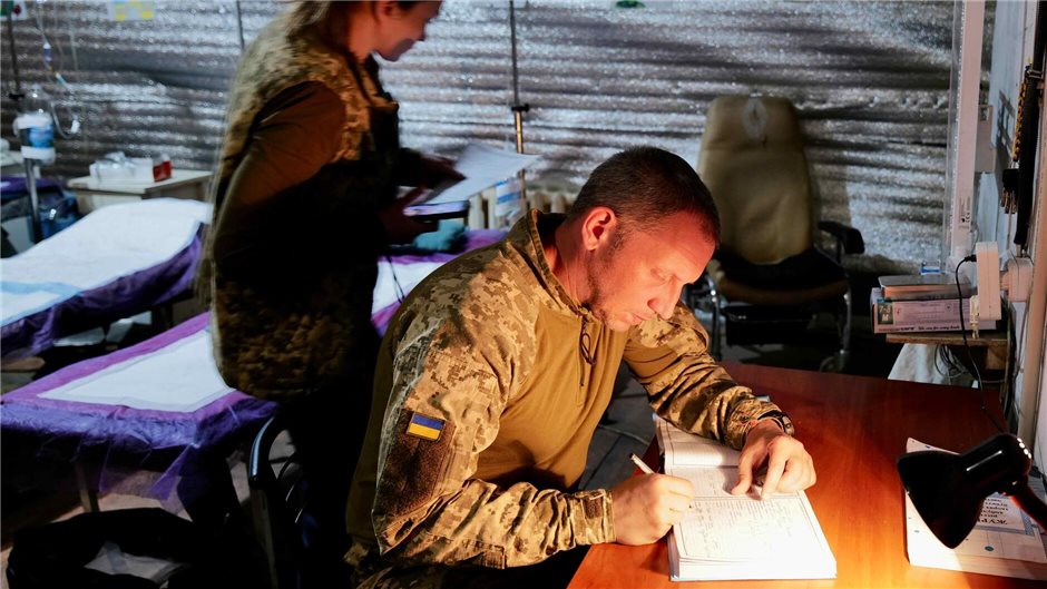 Auch Bürokratie gehört zum Alltag von Dmytro, dem Chef des Stabilierungspunkts.