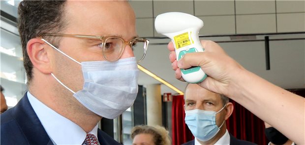 Gedämpftes Echo auf Spahns neuen Vorstoß zu Fieberambulanzen Auch Bundesgesundheitsminister Jens Spahn (CDU) ist bereits in einer Fieberambulanz getestet worden (Archivbild). Mit solchen Einrichtungen und besonderen Schutzvorkehrungen für Risikogruppen will Spahn das Land für den befürchteten Anstieg der Corona-Infektionszahlen in der kühleren Jahreszeit wappnen.