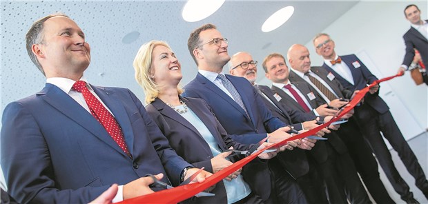 Ypsomed lockt Politprominenz nach Schwerin Auch Bundesgesundheitsminister Jens Spahn legte bei der Einweihung der neuen Ypsomed-Produktion in Schwerin Hand an.