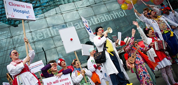 Protest-Demo der Klinik-Clowns Auch Clowns haben Sorgen, für sie auf die Straße gehen.