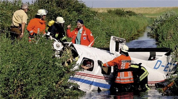 Allein auf der Insel: Dienst rund um die Uhr Auch Flugzeugabstürze, wie hier im Juli 2007, muss der Inselarzt Frank Kortenhorn bewältigen.