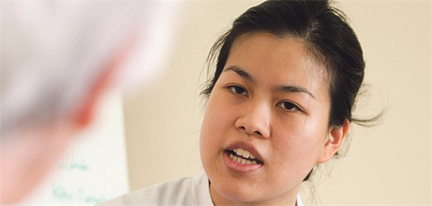 Empathie will gelernt sein Auch Gesprächskompetenz ist ein Erfolgsfaktor der Therapie: Eine Medizinstudentin trainiert das Gespräch mit einem Patienten.