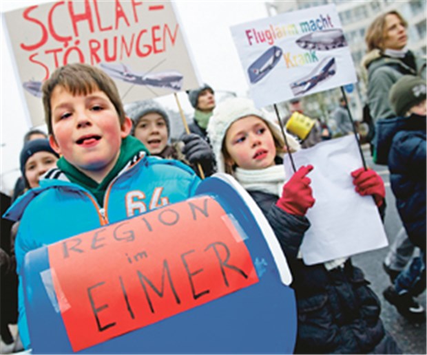 Fluglärm entzweit Gutachter Auch Grundschüler protestieren: Demonstration gegen Fluglärm in Frankfurt am Main.