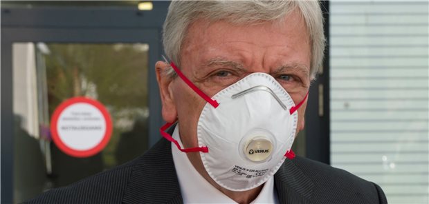 Sechs von sieben COVID-19-Patienten werden ambulant behandelt Auch Hessen will eine Maskenpflicht einführen. Ministerpräsident Volker Bouffier hat jüngst bei einem Besuch im Uniklinikum Gießen und Marburg schon mal geübt.