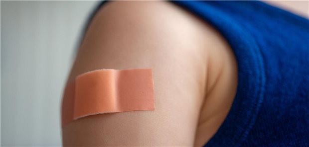 Kind mit Pflaster am Arm