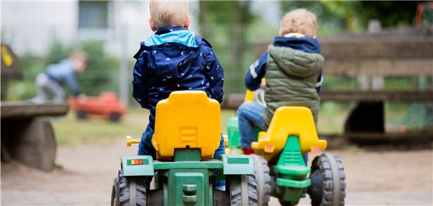 Pädiater kritisieren strenge Corona-Kontaktregeln für Kinder Auch Kinder sollen sich nach Wunsch von Bund und Ländern nur noch mit maximal einem weiteren Spielkameraden in der Freizeit treffen.