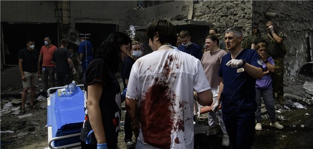 Gerettete und Helfer am Ohmatdyt Kinderkrankenhaus in Kyiv, das im Juli 224 massiv beschädigt wurde.