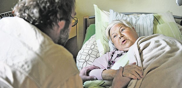 Auch Leistungen der Palliativversorgung werden nun in den Hausarzt-EBM aufgenommen. Zunächst dürfen Ärzte diese Leistungen ohne Zusatzqualifikation erbringen, doch das soll sich ändern.