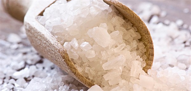 Auch Patienten mit Neurodermitis profitieren offenbar von der synchronen Balneofototherapie, bei der ein Bad mit Salz des Toten Meeres und die Bestrahlung zeitgleich stattfinden.