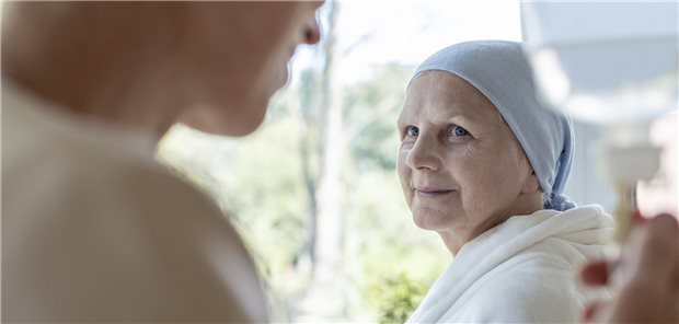 Auch ältere Brustkrebspatientinnen sollten die Chemotherapie möglichst in ausreichend hoher Dosis erhalten. (Symbolbild mit Fotomodellen)