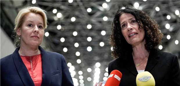 Berlins Koalitionäre wollen gerechtere Verteilung von Praxen in der Hauptstadt Auch auf dem Plan von Rot-Grün-Rot steht der Ausbau des Landesprogramms für integrierte Gesundheitszentren, die Ärzte, Sozialberatung und therapeutische Unterstützung unter einem Dach bieten, wie SPD-Landesvorsitzende Franziska Giffey (links) und Bettina Jarasch, Spitzenkandidatin von Buendnis9/Die Grünen, berichteten.