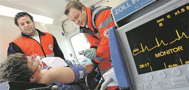 Was sich in den neuen europäischen Leitlinien geändert hat Auch bei Patienten mit nicht eindeutigen ST-Hebungen sollte im Fall anhaltender Ischämie-Symptomen eine frühe Koronarangiografie dann veranlasst werden, wenn atypische EKG-Veränderungen vorliegen.
