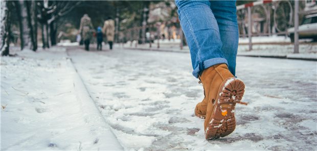Auch bei Schnee, Matsch und Regen eine gute Idee, um weniger – oder gar nicht – zu rauchen: Immer wieder zehn Minuten flott marschieren. Wen es nicht nach draußen zieht: Auch zügiges Gehen in Innenräumen hat positive Effekte.