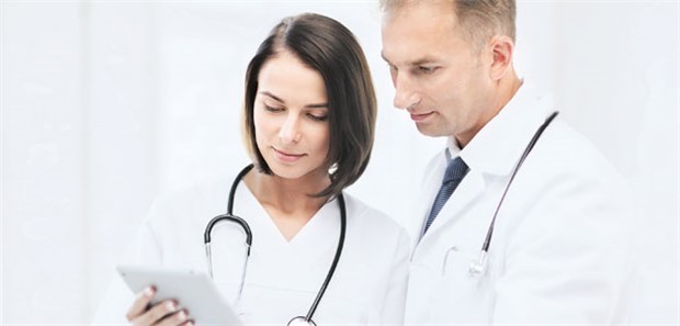 Auch bei angestellten Ärzten können Praxischefs jetzt ohne Probleme mit Vertretung arbeiten.