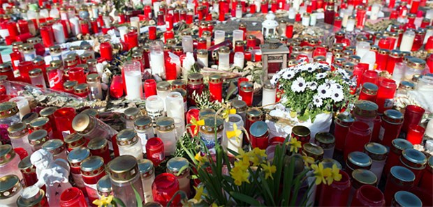 'Ein Ritual für eine Schicksalsgemeinschaft' Auch bei der Trauerfeier am Gymnasium in Haltern war die Anteilnahme groß: Beim Absturz der Germanwings-Maschine waren 16 Schüler und 2 Lehrerinnen der Schule ums Leben gekommen.