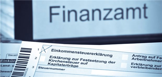 Formular für die Einkommensteuererklärung unter einem Bildschirm mit dem Wort "Finanzamt".